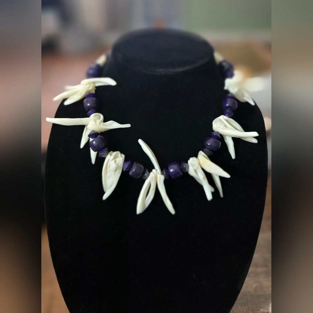 🦋 Chic Purple and Cream Necklace with Intricate Design - Picture 1 of 2